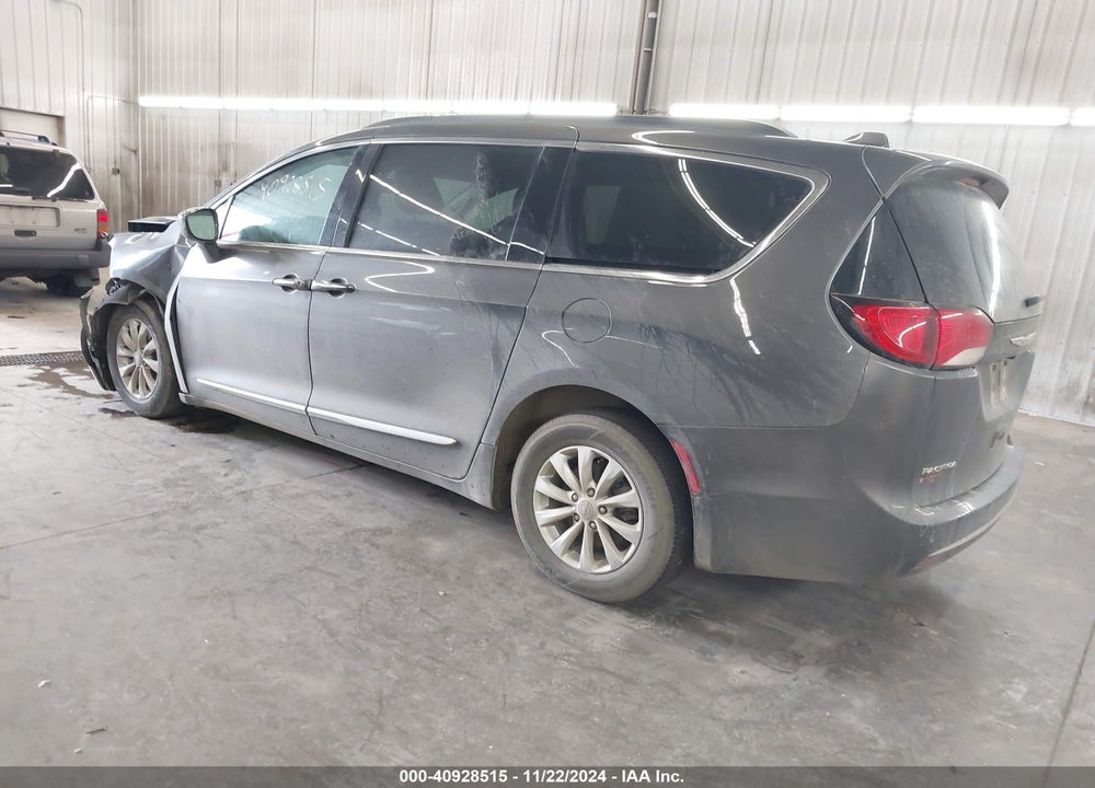 2017 CHRYSLER PACIFICA TOURING L VIN: 2C4RC1BG9HR614710