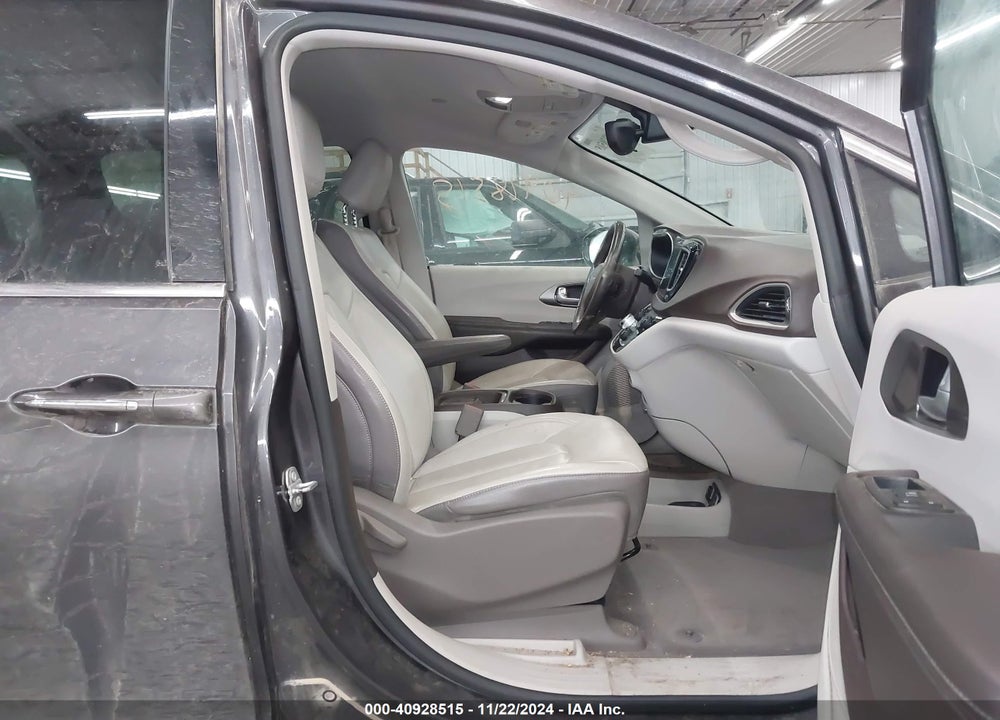 2017 CHRYSLER PACIFICA TOURING L VIN: 2C4RC1BG9HR614710