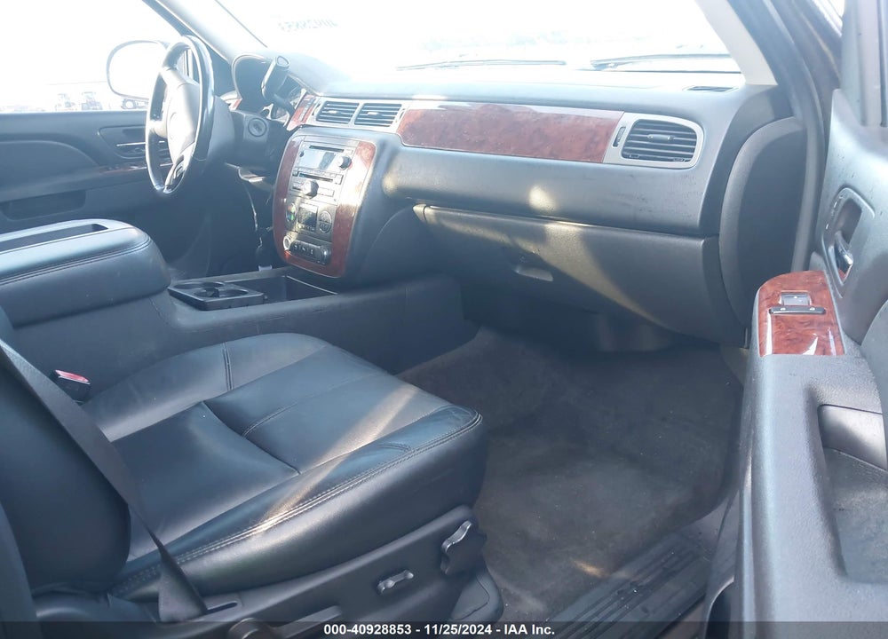 2014 CHEVROLET SUBURBAN 1500 LT VIN: 1GNSKJE74ER144028