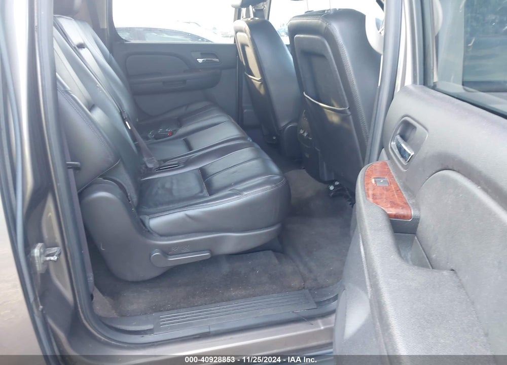 2014 CHEVROLET SUBURBAN 1500 LT VIN: 1GNSKJE74ER144028