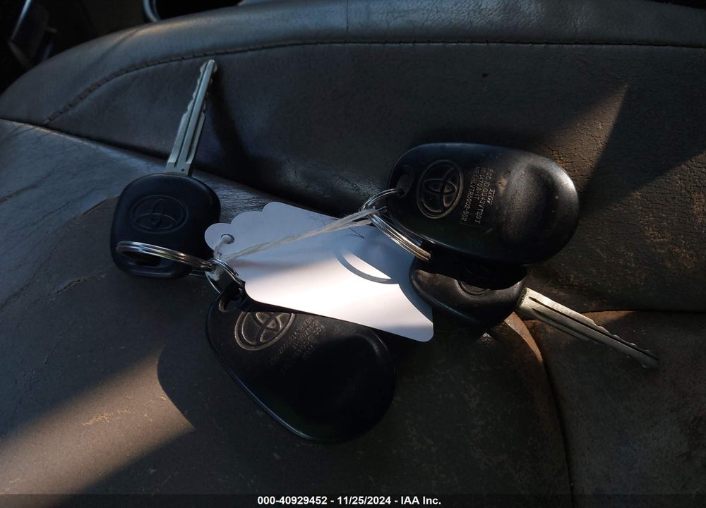 2005 TOYOTA SIENNA XLE VIN: 5TDBA22CX5S031141