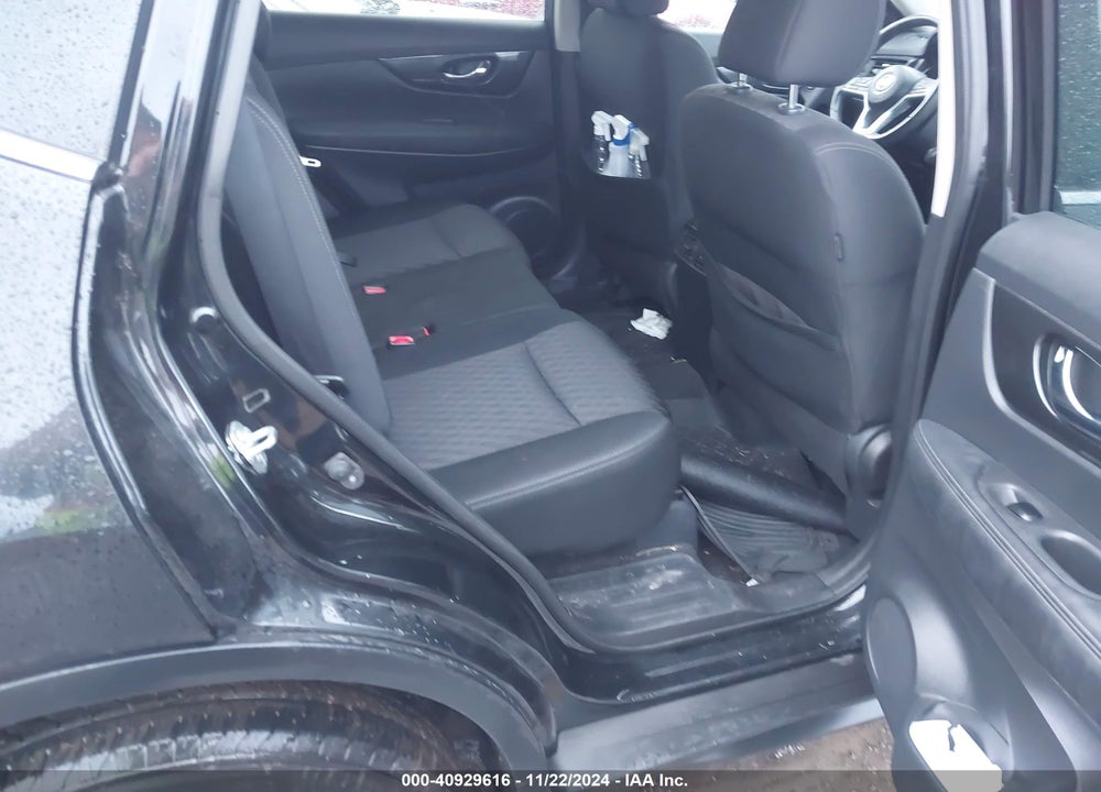 2018 NISSAN ROGUE SV VIN: KNMAT2MV2JP560558
