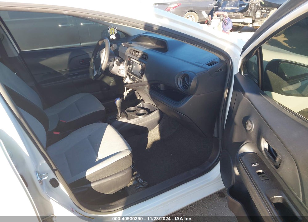 2015 TOYOTA PRIUS C ONE VIN: JTDKDTB33F1585102