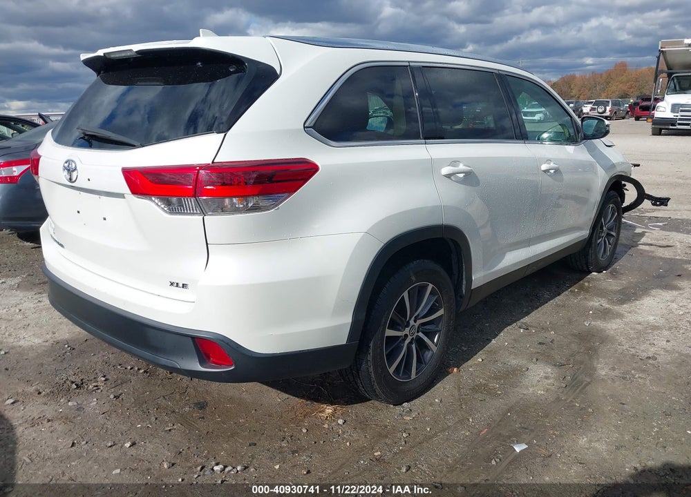 2019 TOYOTA HIGHLANDER XLE VIN: 5TDKZRFH7KS573543