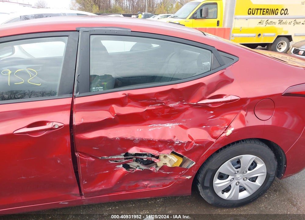 2016 HYUNDAI ELANTRA VIN: 5NPDH4AE9GH770495