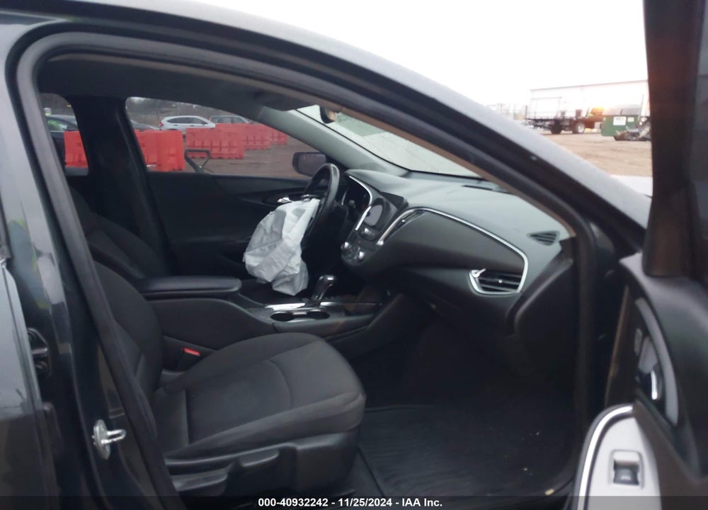 2018 CHEVROLET MALIBU VIN: 1G1ZD5ST5JF213632