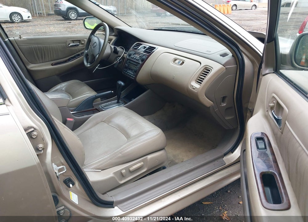 2001 HONDA ACCORD 3.0 EX VIN: 1HGCG165X1A056400