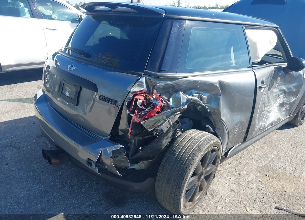 2010 MINI COOPER S VIN: WMWMF7C55ATZ72125