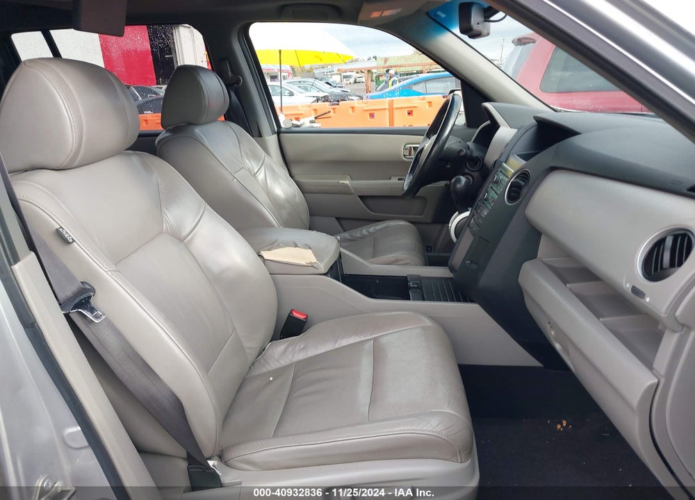 2011 HONDA PILOT EX-L VIN: 5FNYF4H64BB054519