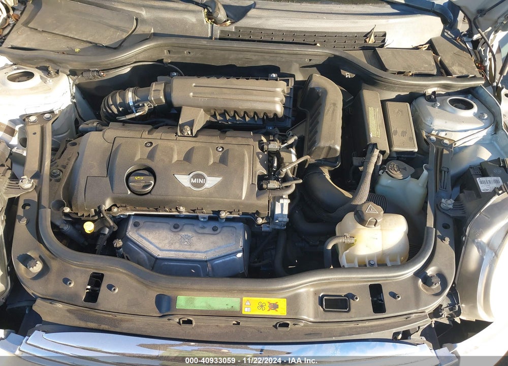 2011 MINI COOPER VIN: WMWSU3C58BT093015