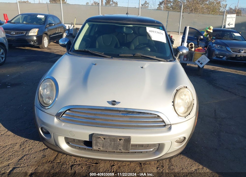 2011 MINI COOPER VIN: WMWSU3C58BT093015