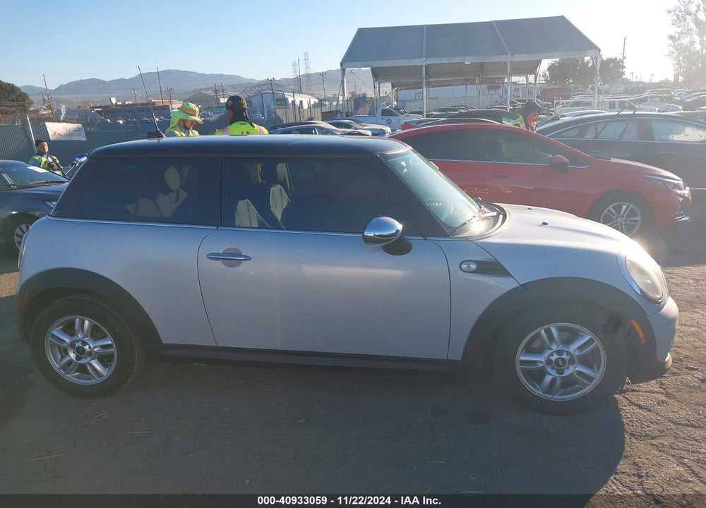 2011 MINI COOPER VIN: WMWSU3C58BT093015