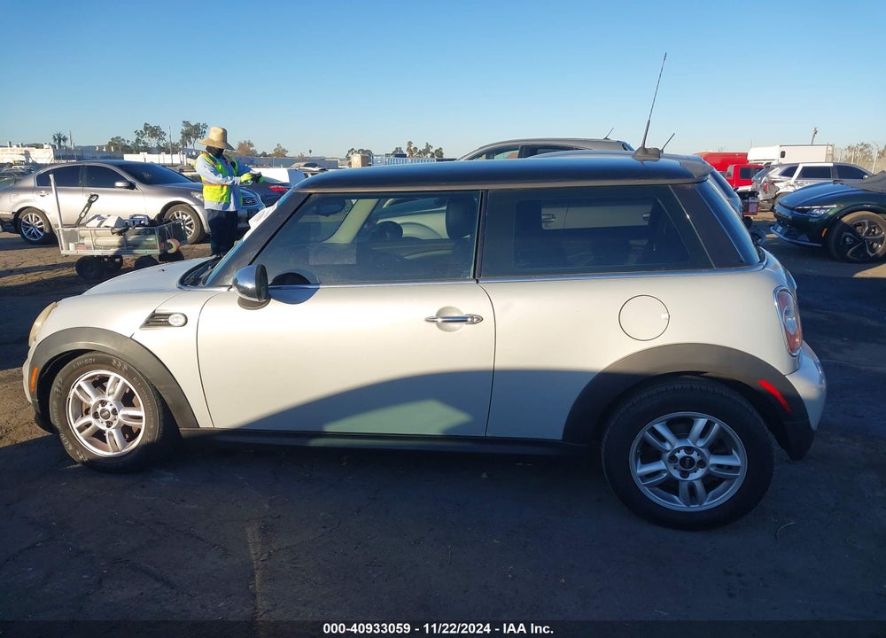 2011 MINI COOPER VIN: WMWSU3C58BT093015