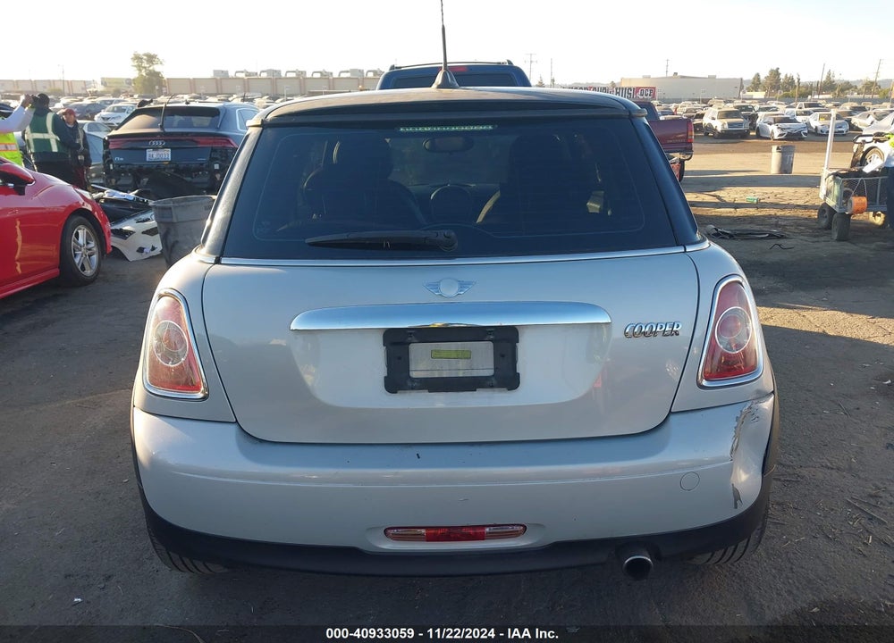 2011 MINI COOPER VIN: WMWSU3C58BT093015