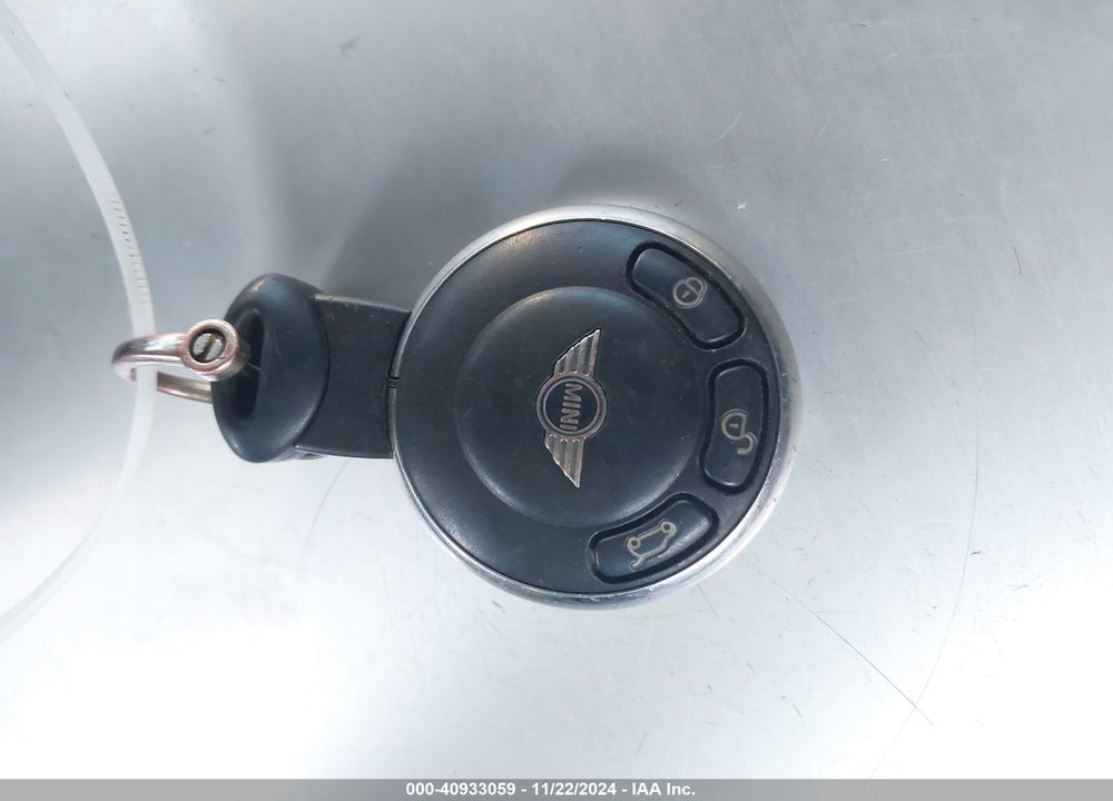2011 MINI COOPER VIN: WMWSU3C58BT093015