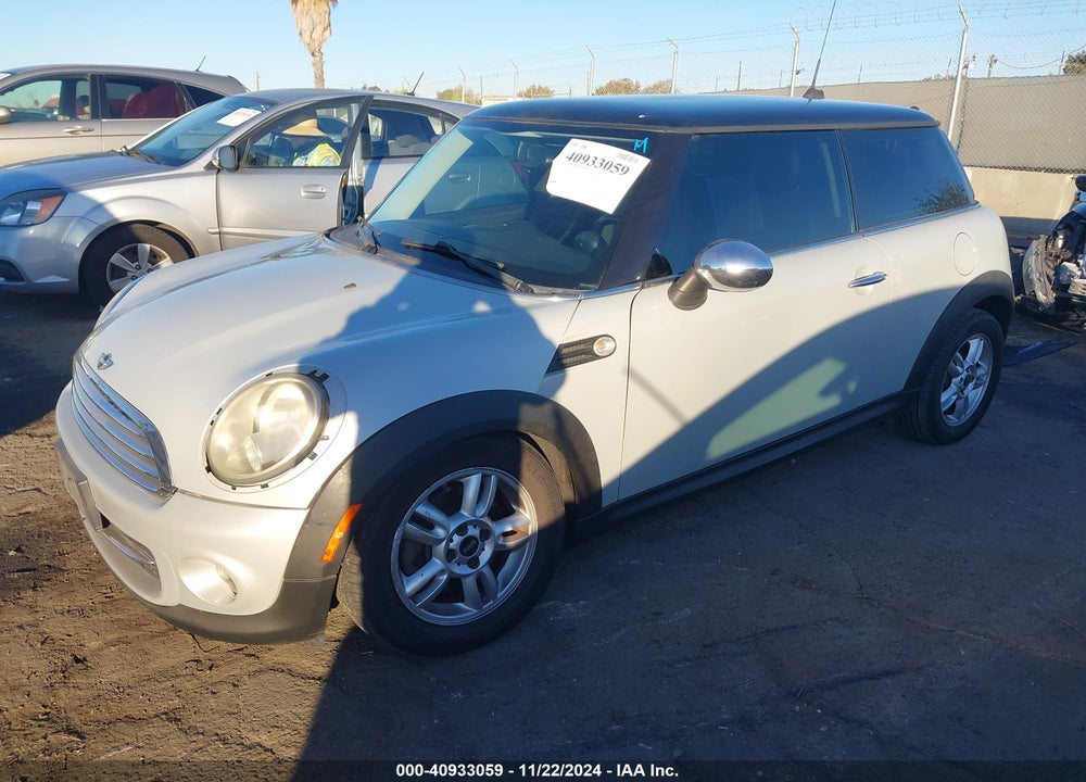 2011 MINI COOPER VIN: WMWSU3C58BT093015