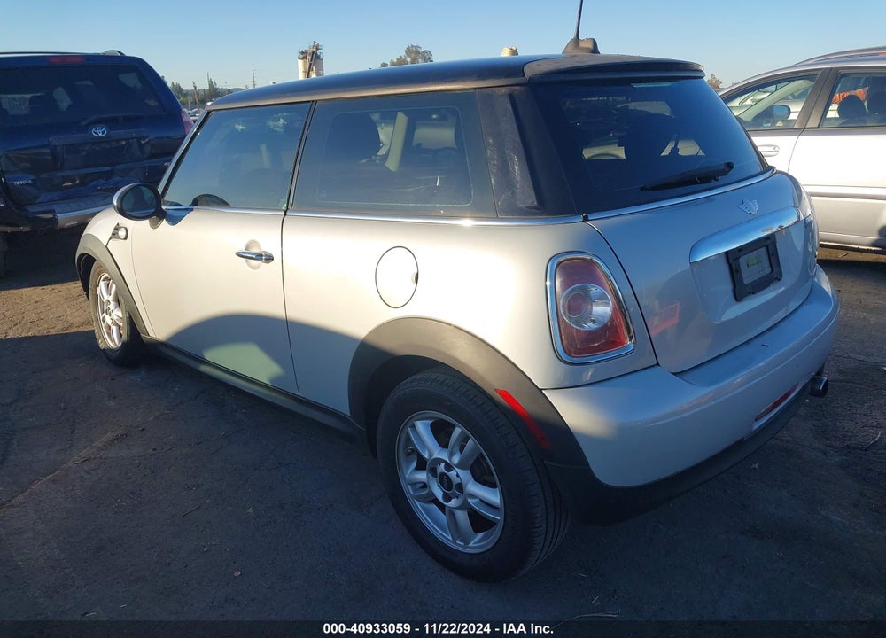 2011 MINI COOPER VIN: WMWSU3C58BT093015