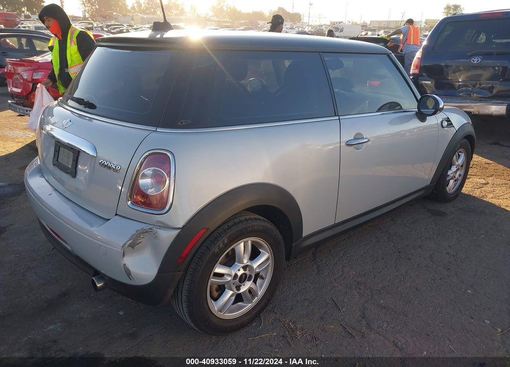 2011 MINI COOPER VIN: WMWSU3C58BT093015