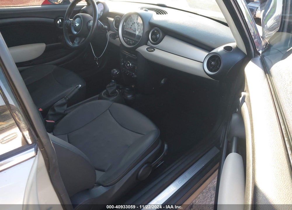 2011 MINI COOPER VIN: WMWSU3C58BT093015