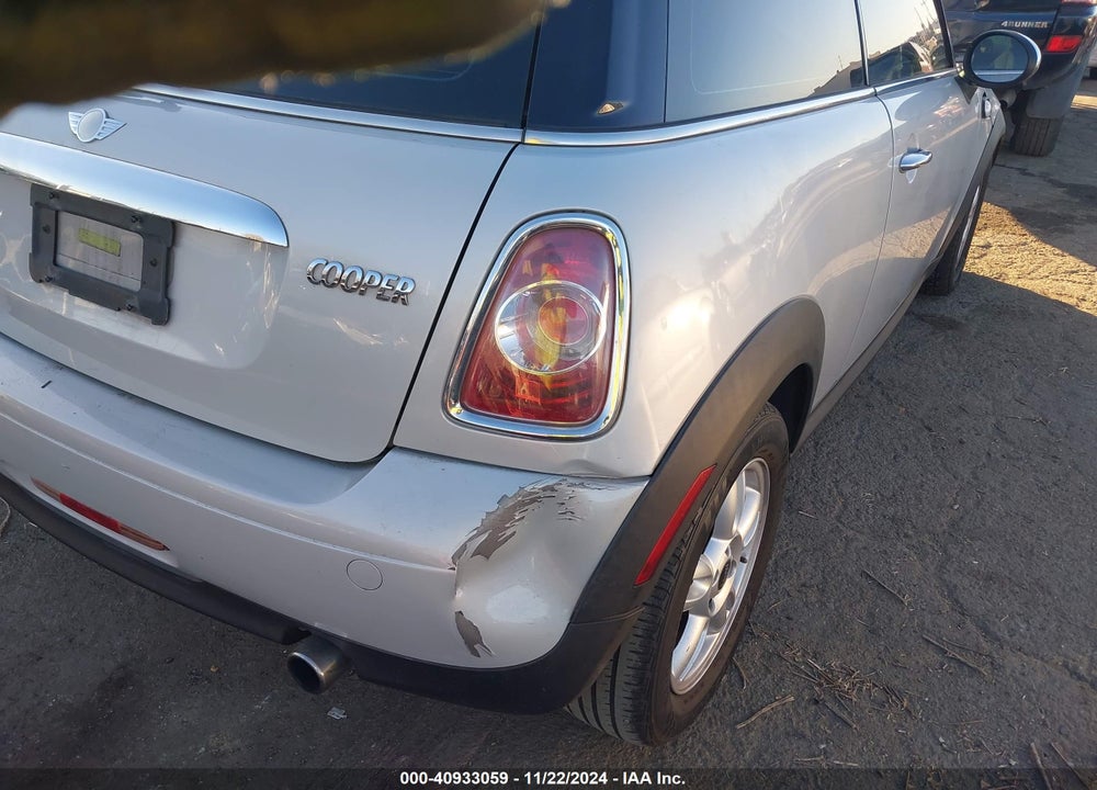 2011 MINI COOPER VIN: WMWSU3C58BT093015