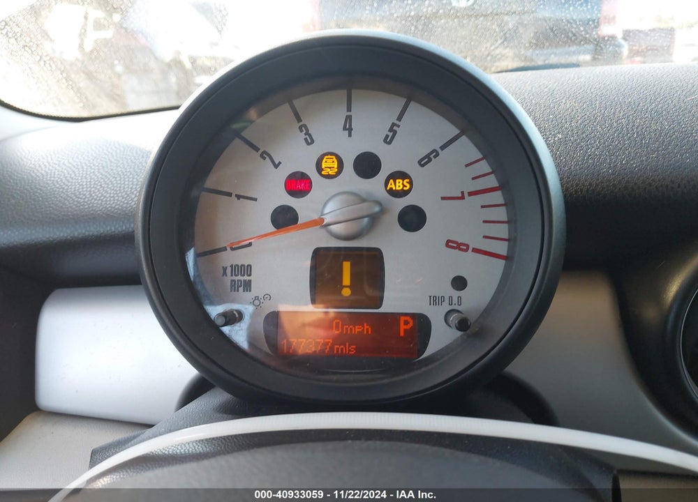 2011 MINI COOPER VIN: WMWSU3C58BT093015