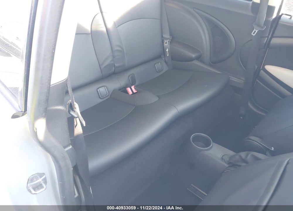 2011 MINI COOPER VIN: WMWSU3C58BT093015