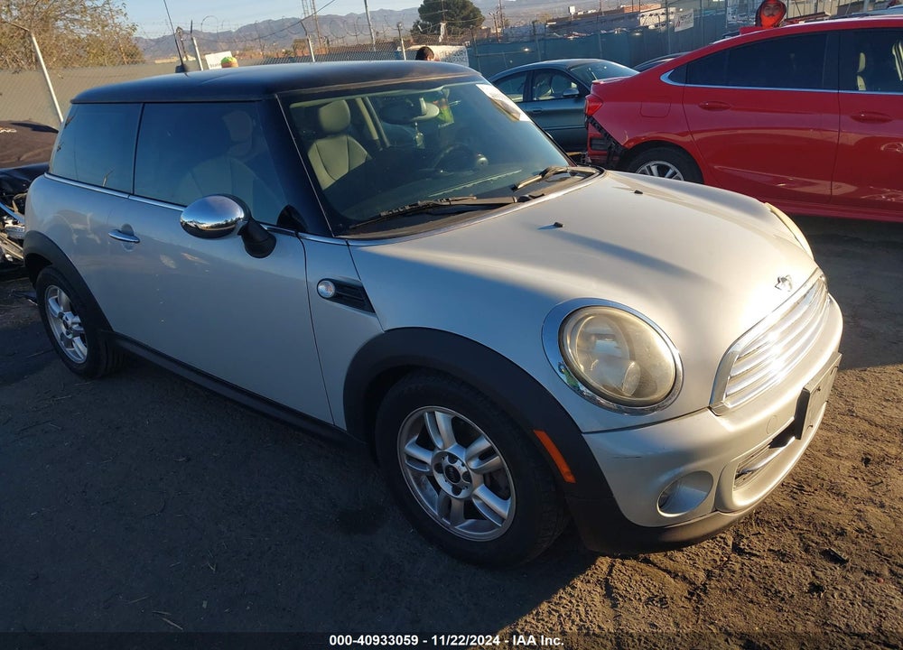 2011 MINI COOPER VIN: WMWSU3C58BT093015