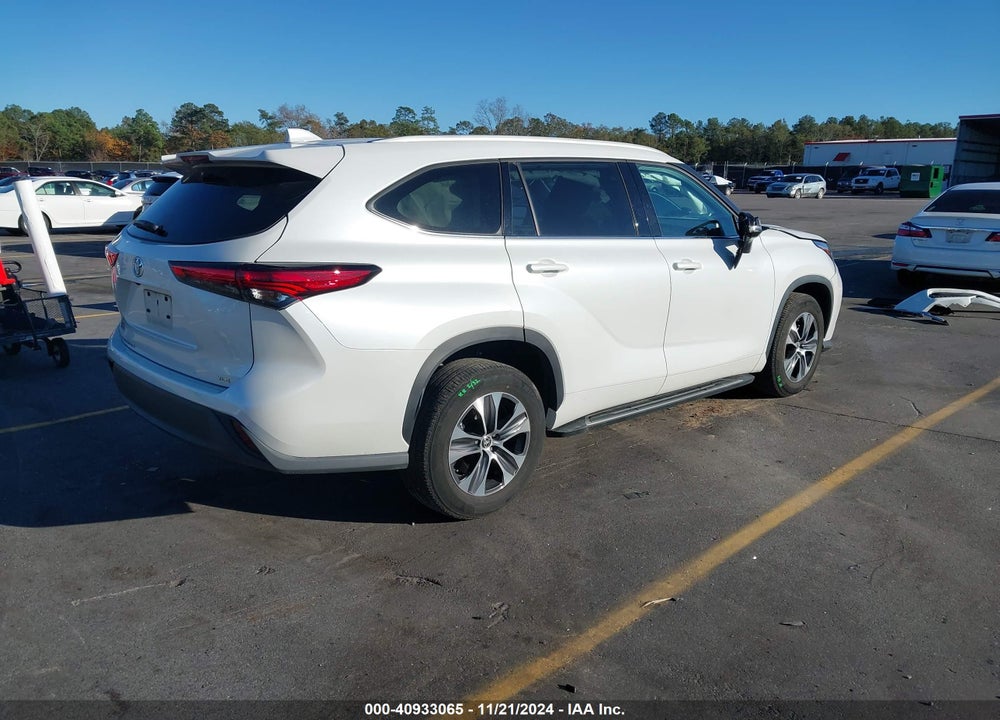 2022 TOYOTA HIGHLANDER XLE VIN: 5TDGZRAH3NS124751