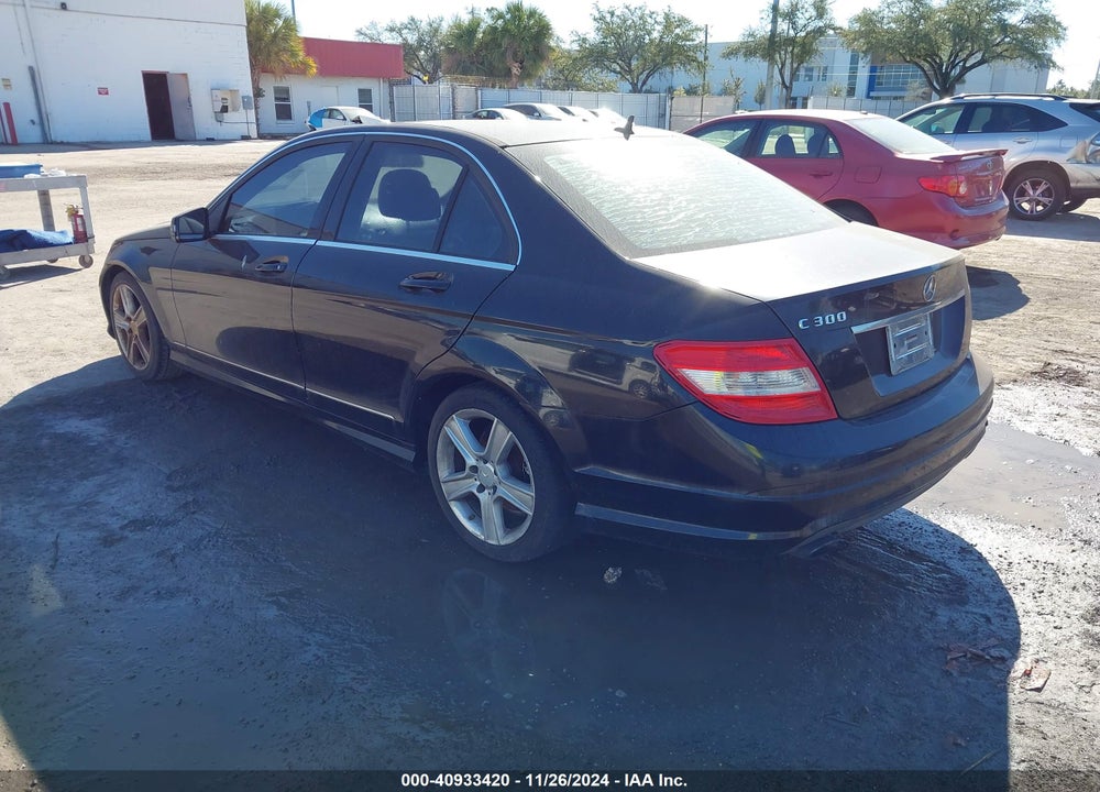 2011 MERCEDES-BENZ C 300 LUXURY/SPORT VIN: WDDGF5EB1BR133861