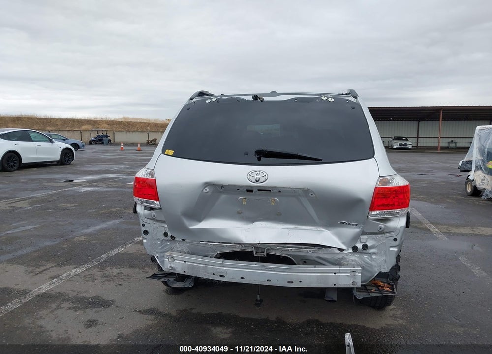 2013 TOYOTA HIGHLANDER PLUS/SE VIN: 5TDBK3EH8DS194864