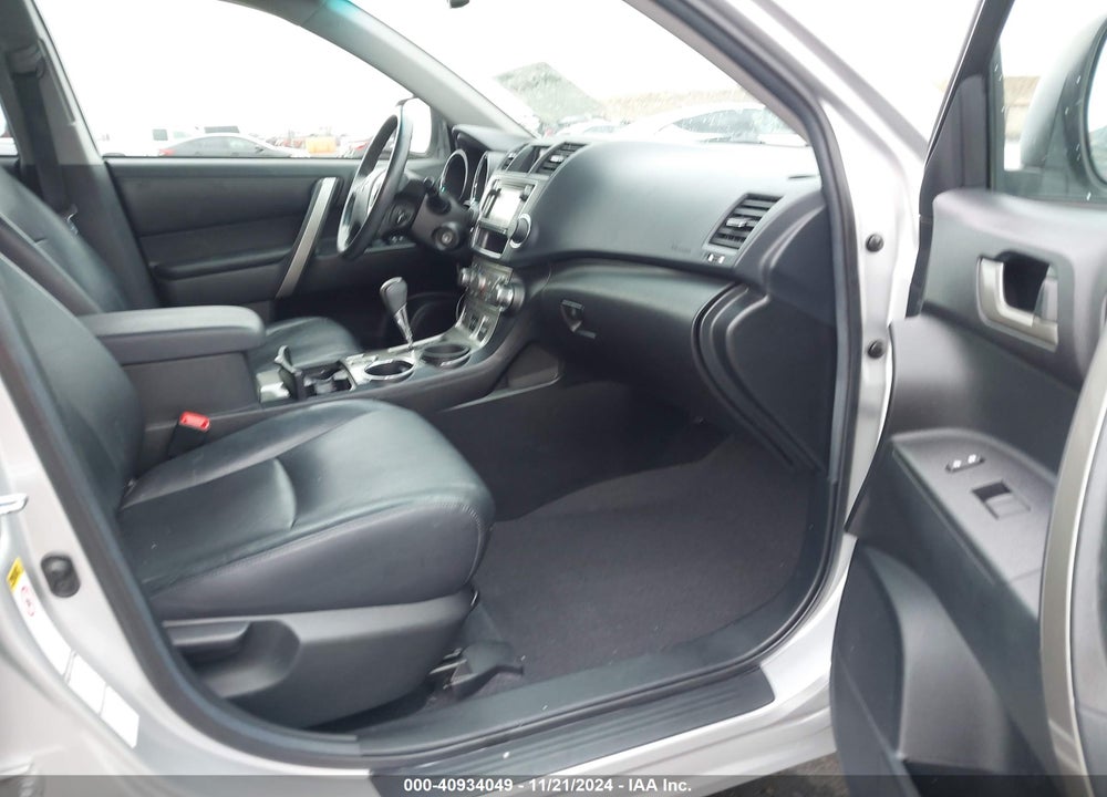 2013 TOYOTA HIGHLANDER PLUS/SE VIN: 5TDBK3EH8DS194864