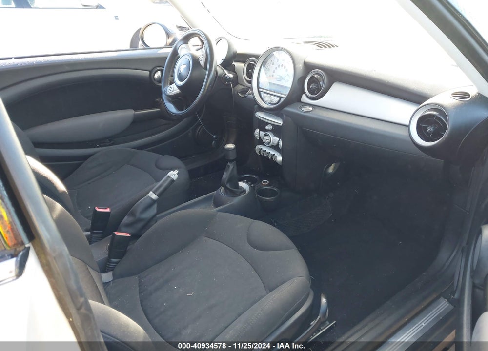 2007 MINI COOPER --- VIN: WMWMF335X7TU61107