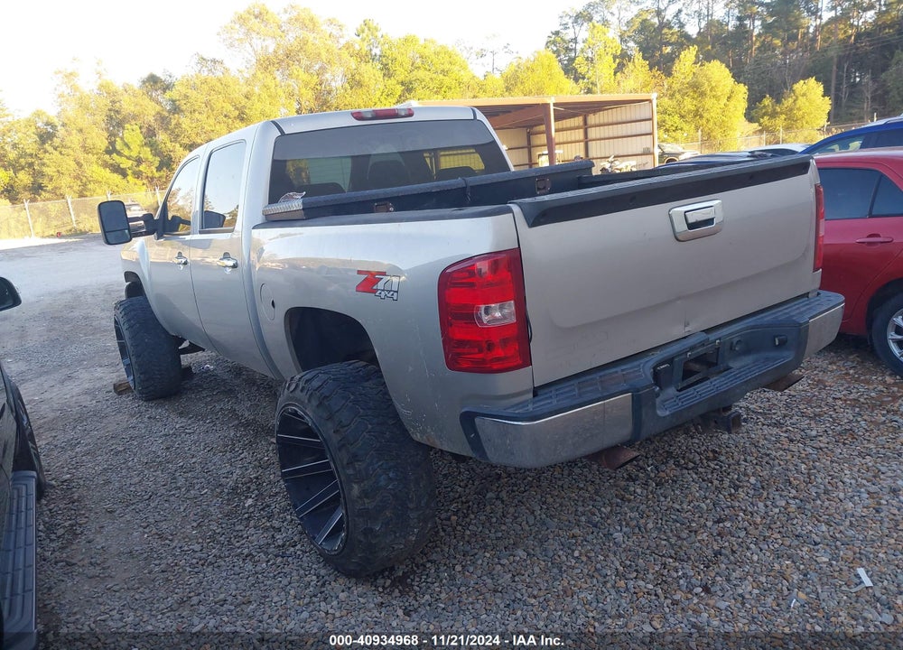 2011 CHEVROLET SILVERADO 1500 LT VIN: 3GCPKSE32BG304081