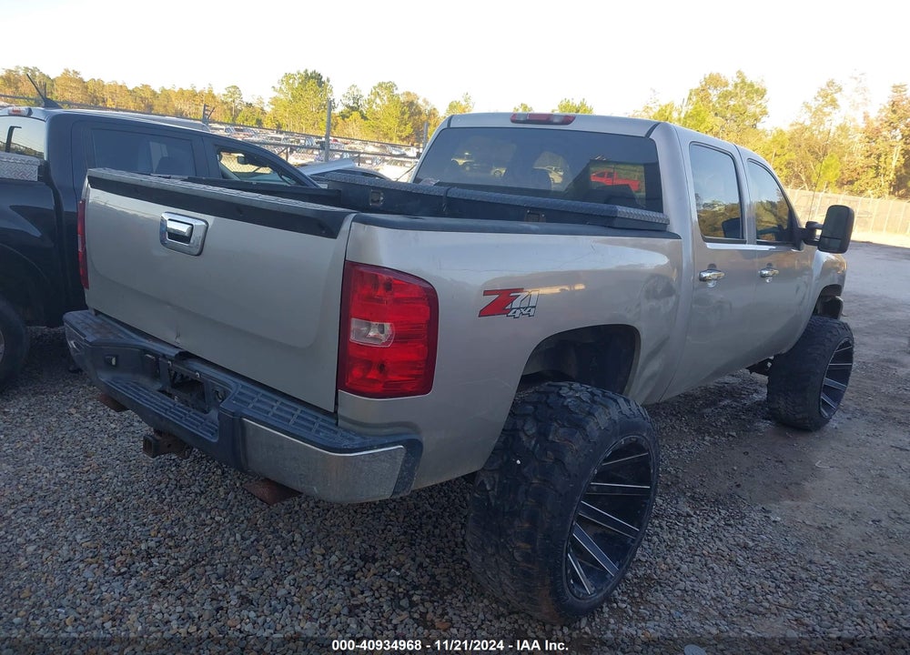2011 CHEVROLET SILVERADO 1500 LT VIN: 3GCPKSE32BG304081