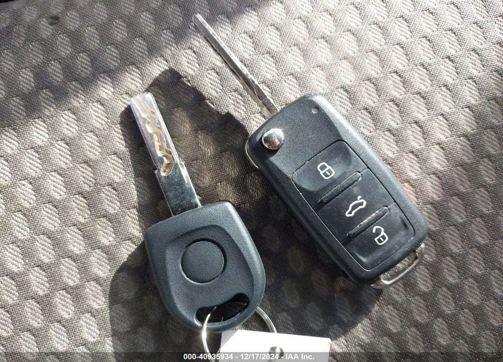2011 VOLKSWAGEN TIGUAN S VIN: WVGAV7AX0BW559070