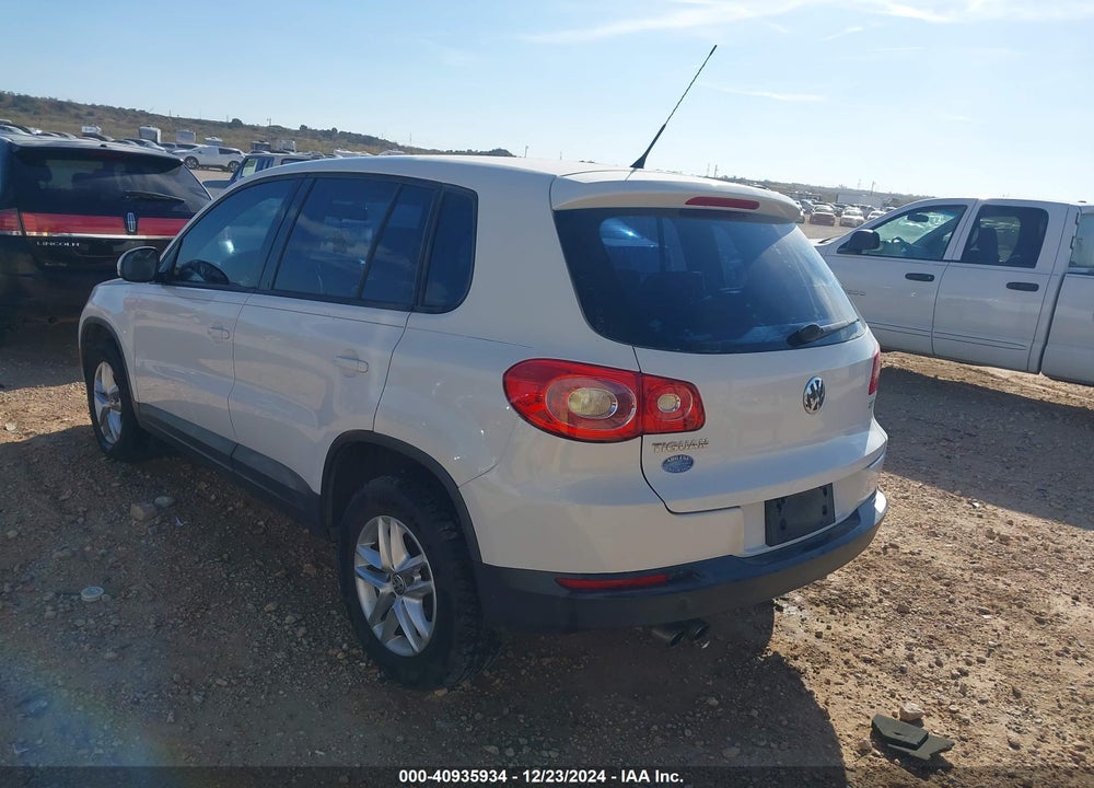 2011 VOLKSWAGEN TIGUAN S VIN: WVGAV7AX0BW559070