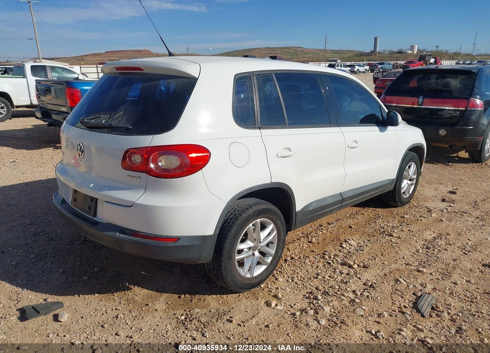 2011 VOLKSWAGEN TIGUAN S VIN: WVGAV7AX0BW559070
