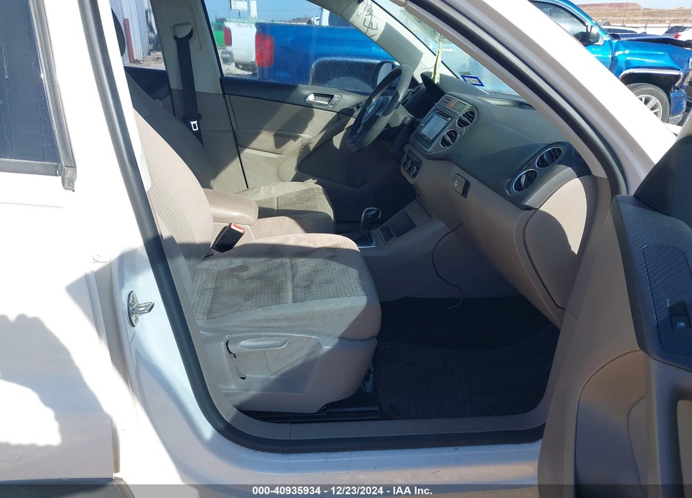 2011 VOLKSWAGEN TIGUAN S VIN: WVGAV7AX0BW559070