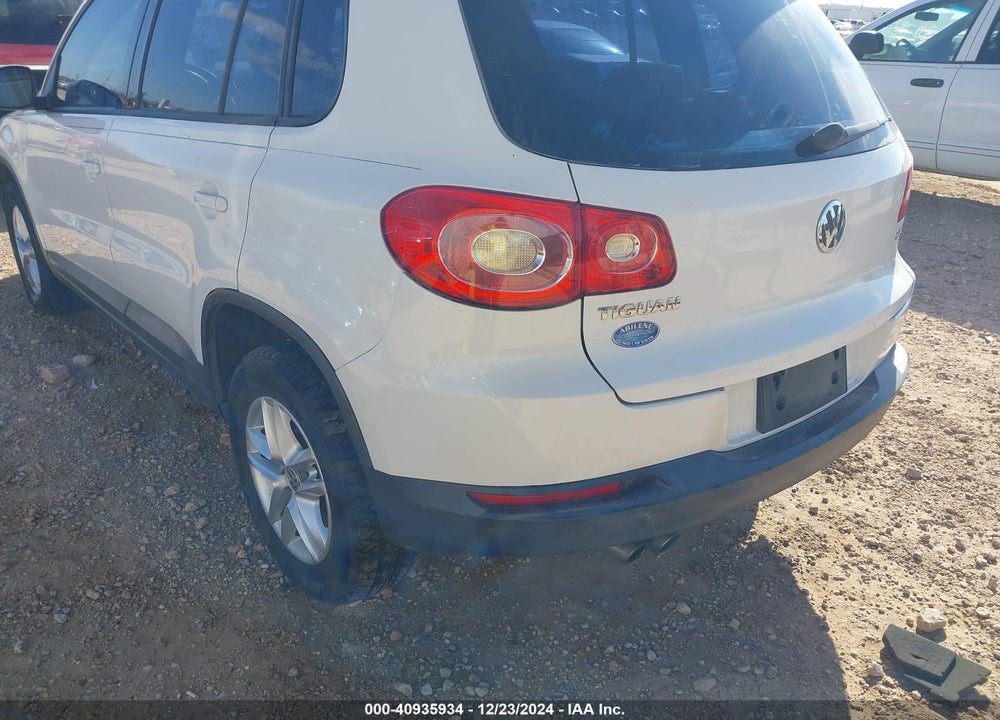 2011 VOLKSWAGEN TIGUAN S VIN: WVGAV7AX0BW559070