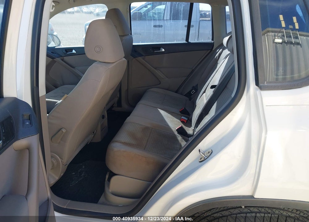 2011 VOLKSWAGEN TIGUAN S VIN: WVGAV7AX0BW559070