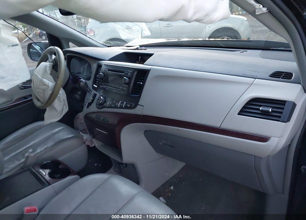 2014 TOYOTA SIENNA XLE V6 8 PASSENGER VIN: 5TDYK3DC1ES472165
