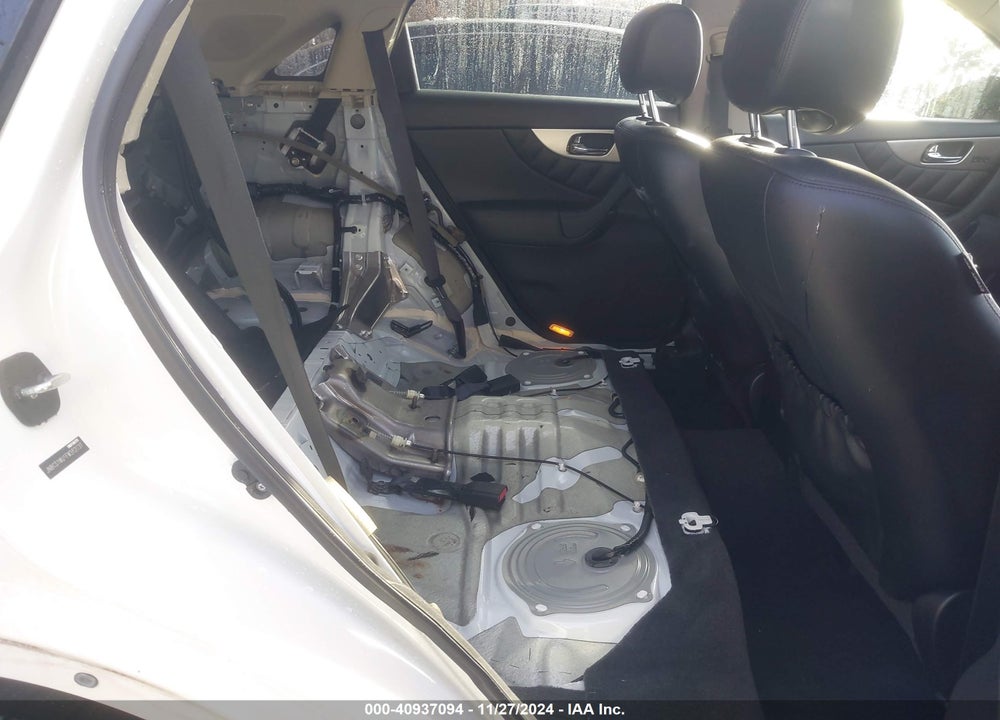 2015 INFINITI QX70 VIN: JN8CS1MU1FM382037