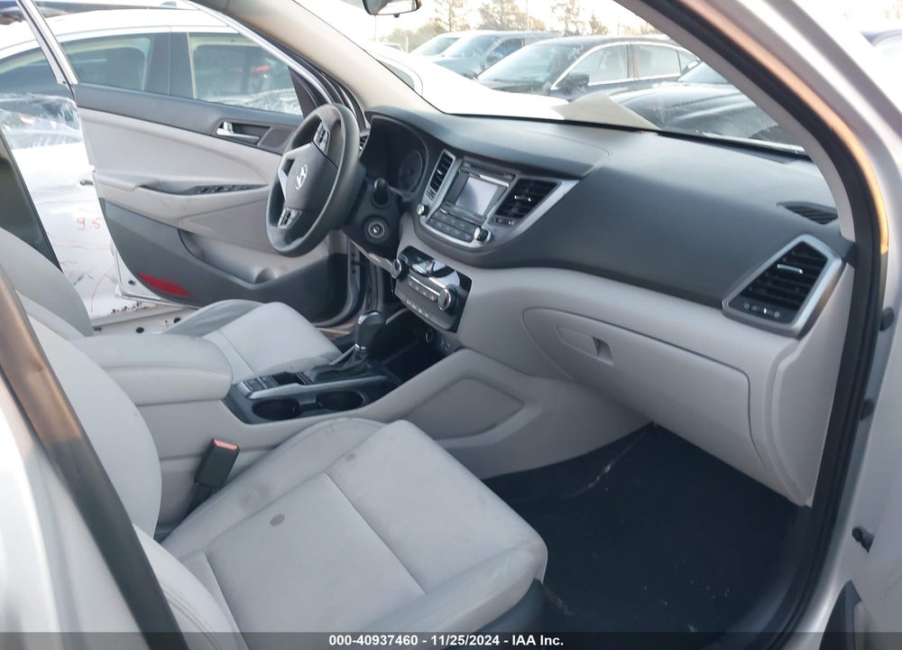 2017 HYUNDAI TUCSON SE VIN: KM8J33A40HU279884
