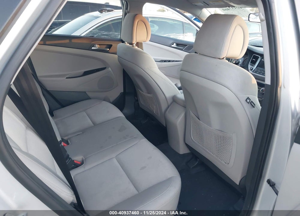 2017 HYUNDAI TUCSON SE VIN: KM8J33A40HU279884