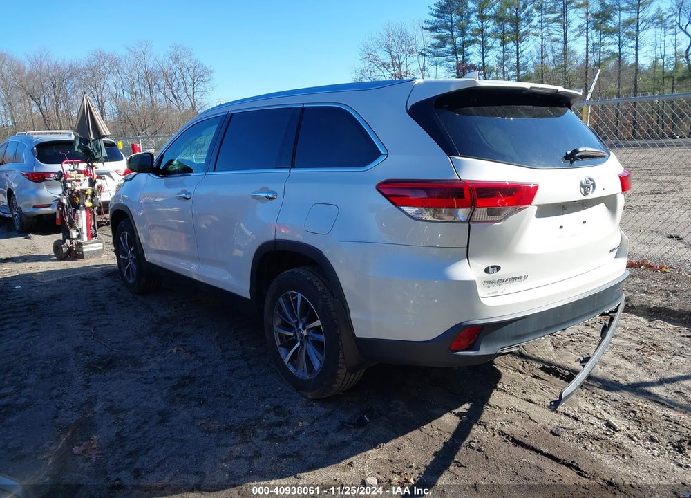 2019 TOYOTA HIGHLANDER XLE VIN: 5TDJZRFH8KS573739