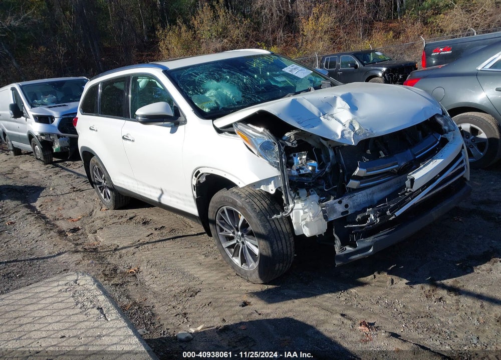 2019 TOYOTA HIGHLANDER XLE VIN: 5TDJZRFH8KS573739