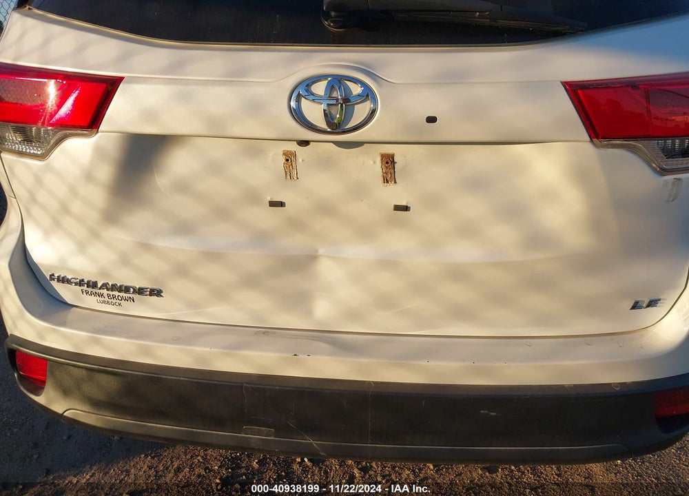 2018 TOYOTA HIGHLANDER LE PLUS VIN: 5TDZZRFH7JS241082