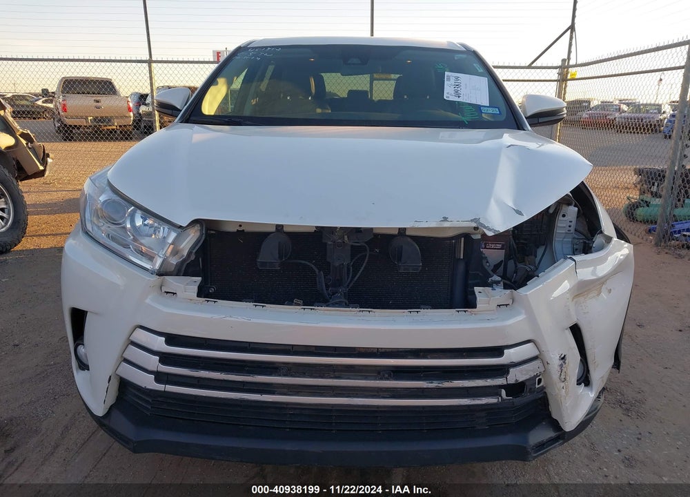 2018 TOYOTA HIGHLANDER LE PLUS VIN: 5TDZZRFH7JS241082
