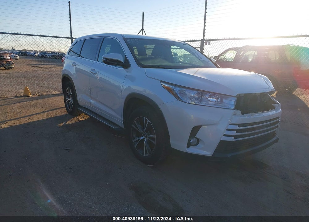 2018 TOYOTA HIGHLANDER LE PLUS VIN: 5TDZZRFH7JS241082