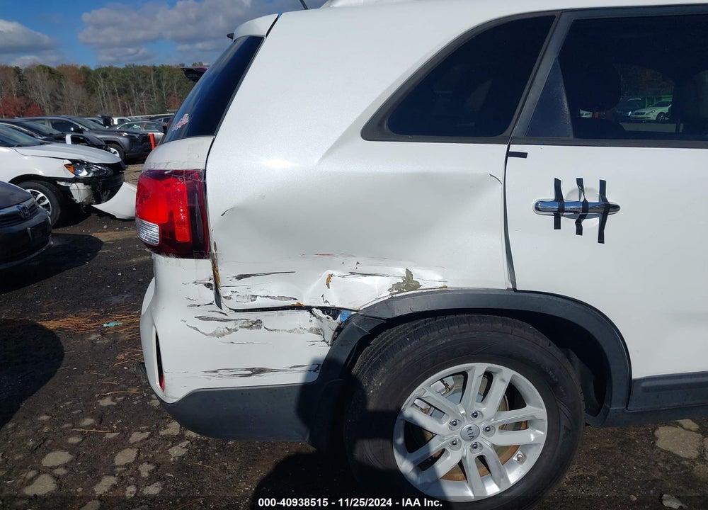 2015 KIA SORENTO LX V6 VIN: 5XYKT4A72FG553349